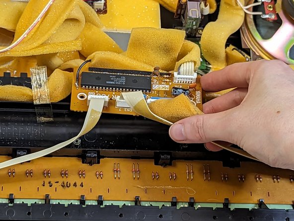 How to Replace the Keys on a Yamaha PSR-330 Piano Keyboard: step 4, image 2 of 2