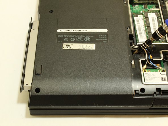 Dell Latitude E5500 CD ROM Drive Replacement: passo 5, immagine 2 di 2