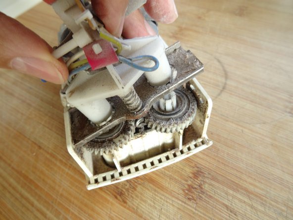 Replace Bosch MFQ1308 spur gear: step 5, image 2 of 3