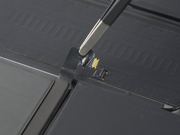 iPad Pro 12.9" 2nd Gen Battery Replacement, Disconnect the SIM card reader cable: crwdns2935265:053crwdnd2935265:02crwdnd2935265:03crwdne2935265:0