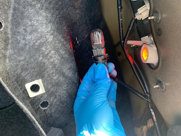 2013 Toyota Camry Rear Brake Light Bulb Replacement: crwdns2935265:05crwdnd2935265:02crwdnd2935265:02crwdne2935265:0