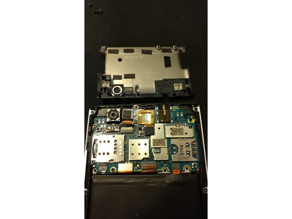 BLU Life One (2015) Teardown, Upper backplate removal: crwdns2935265:04crwdnd2935265:03crwdnd2935265:03crwdne2935265:0