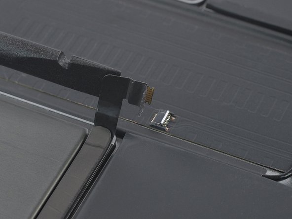 iPad Pro 12.9" 2nd Gen Battery Replacement, Disconnect the SIM card reader cable: crwdns2935265:053crwdnd2935265:03crwdnd2935265:03crwdne2935265:0