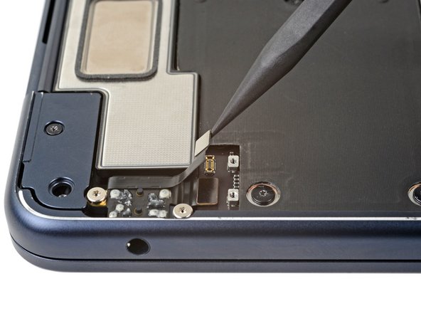 MacBook Air 2022 (M2) Headphone Jack Replacement, Free the headphone jack: crwdns2935265:013crwdnd2935265:02crwdnd2935265:02crwdne2935265:0