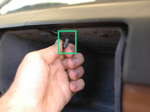 Disassembling Mercedes W123 Glove Box Liner: crwdns2935265:03crwdnd2935265:02crwdnd2935265:02crwdne2935265:0