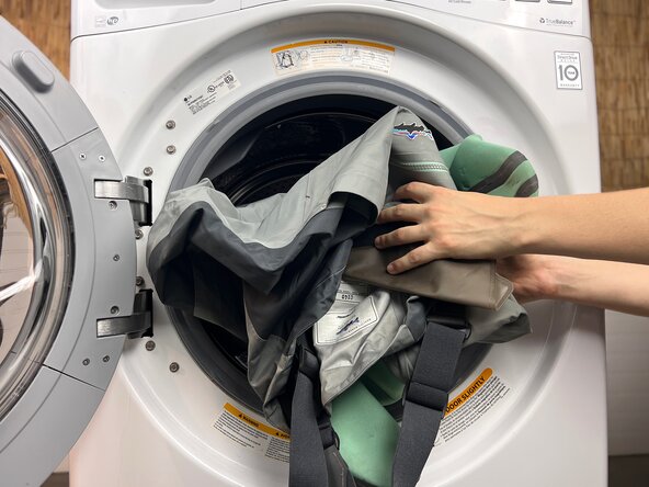 How to Machine Wash a Wader, Load the washing machine: crwdns2935265:03crwdnd2935265:01crwdnd2935265:02crwdne2935265:0