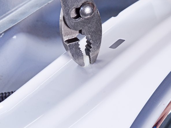 Whirlpool Dryer Door Switch Testing and Replacement, Release the door switch harness: 步骤 13 中的图像 2，3