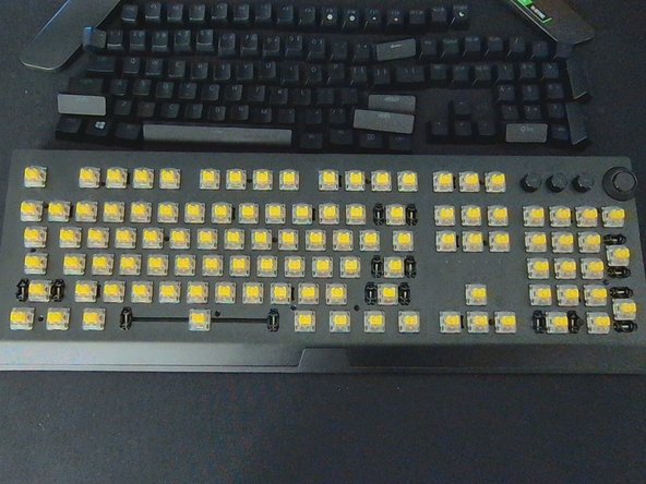 Razer BlackWidow V3 Pro Top Housing Replacement, Remove front screws: crwdns2935265:05crwdnd2935265:02crwdnd2935265:02crwdne2935265:0