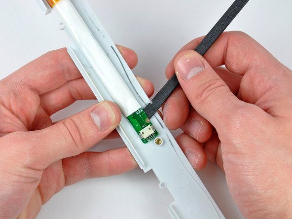 iBook G3 14" Front Display Bezel Replacement, Front Display Bezel: 步骤 65 中的图像 2，2