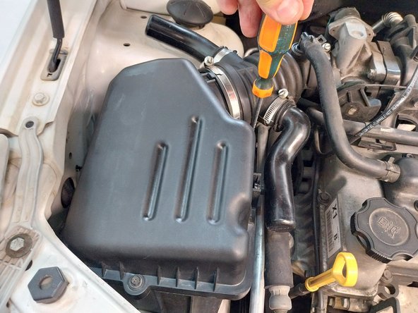 Engine Air Filter Replacement, Chevrolet Aveo 2011: 手順 8、 3の画像 1