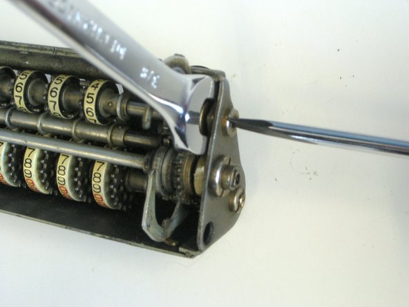 Disassembling a Monroe LA-160 calculator: crwdns2935265:015crwdnd2935265:02crwdnd2935265:03crwdne2935265:0