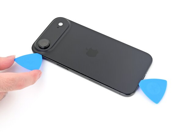 iPhone Air Back Glass Replacement, Separate the left edge adhesive: crwdns2935265:010crwdnd2935265:03crwdnd2935265:03crwdne2935265:0