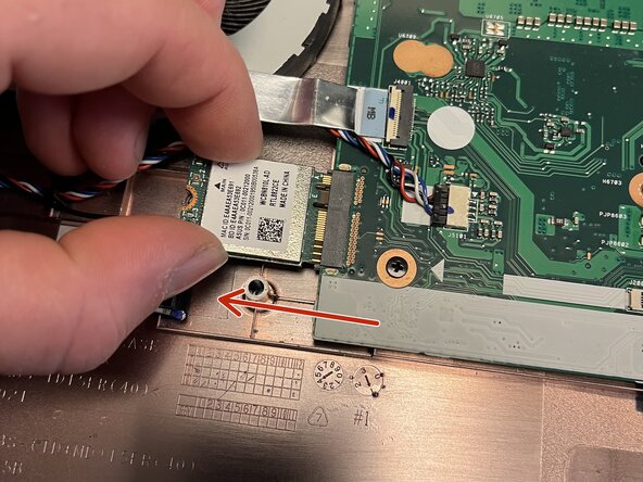 Asus M570D Mainboard tauschen, WLAN-Karte entnehmen: Schritt 9, Bild 1 von 2