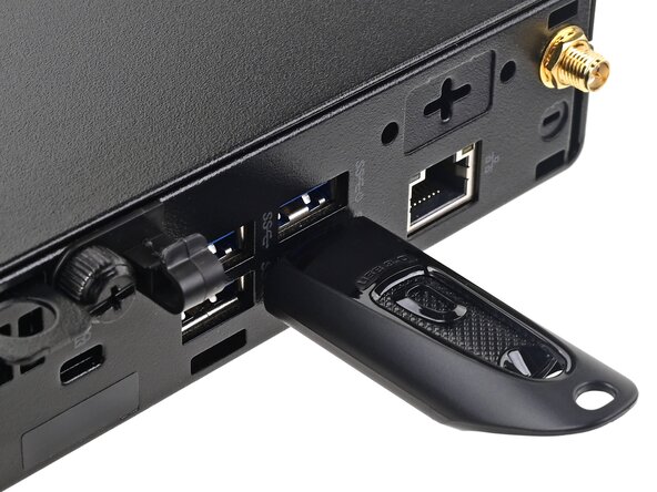 How to Install Linux Mint on a Windows PC, Connect a USB drive: crwdns2935265:01crwdnd2935265:01crwdnd2935265:02crwdne2935265:0