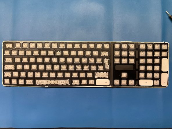 Satechi Aluminum Keyboard Disassembly, Removing the top cover: crwdns2935265:03crwdnd2935265:03crwdnd2935265:03crwdne2935265:0