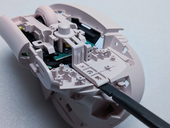 Logitech Lift Teardown, Removing DPI Button: crwdns2935265:014crwdnd2935265:02crwdnd2935265:03crwdne2935265:0