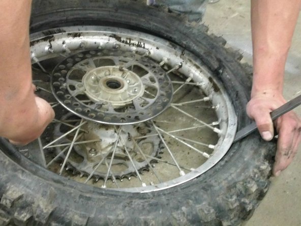 How to change a dirt bike tire: crwdns2935265:011crwdnd2935265:02crwdnd2935265:03crwdne2935265:0