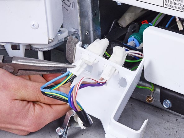 Whirlpool Refrigerator Freezer Door Replacement, Disconnect the wiring harness: crwdns2935265:07crwdnd2935265:02crwdnd2935265:03crwdne2935265:0