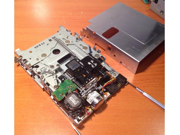 Apple 3.5 Drive External Floppy Drive Teardown, Removing the Top Cover From Floppy Mechanism: crwdns2935265:011crwdnd2935265:03crwdnd2935265:03crwdne2935265:0