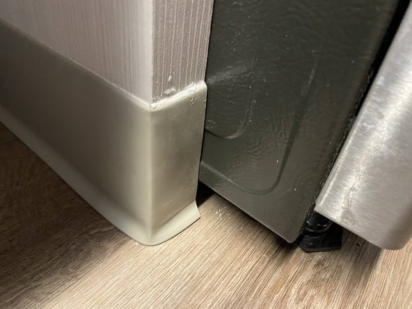 How to Replace Vinyl Baseboard: adım 6, 2 resimden 2.