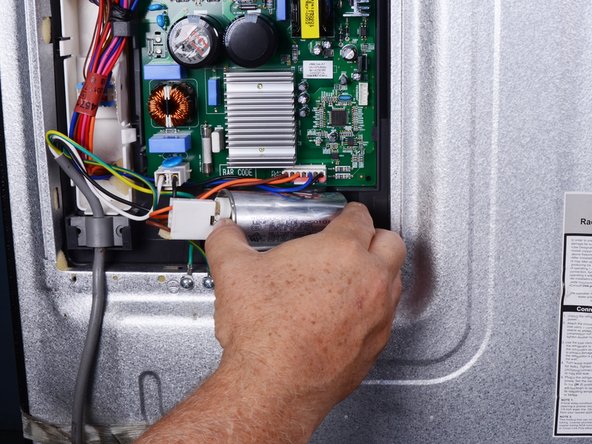 LG Refrigerator Compressor Run Capacitor Replacement, Unclip the capacitor: crwdns2935265:04crwdnd2935265:02crwdnd2935265:03crwdne2935265:0