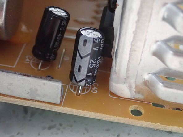 Disassembling Headrush 8044069 Multimedia Bluetooth Subwoofer/Amp assembly, Capacitors near rear of bass POT: crwdns2935265:00crwdnd2935265:01crwdnd2935265:02crwdne2935265:0