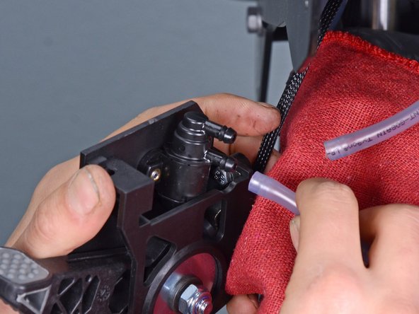 Wacker 4-Stroke Rammer BS504AS REV 101 (2019) Petcock Replacement, Remove the fuel tubes: crwdns2935265:012crwdnd2935265:03crwdnd2935265:03crwdne2935265:0