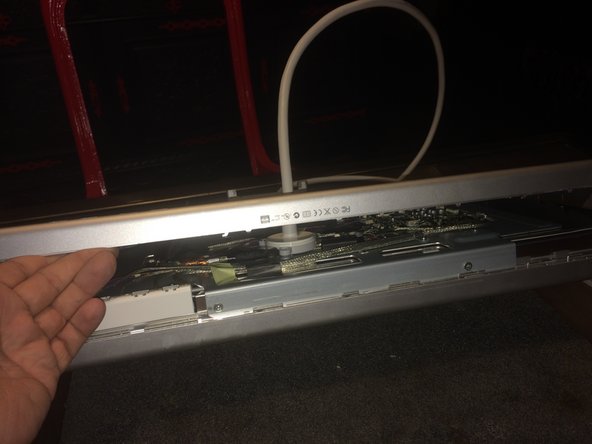 Apple Cinema HD Display 30" Teardown, Ouverture du couvercle: crwdns2935265:010crwdnd2935265:02crwdnd2935265:03crwdne2935265:0