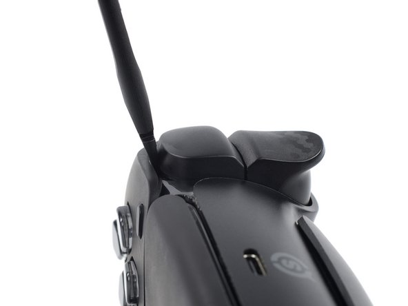 Scuf Reflex L1 and R1 Bumper Replacement, Pry up the L1 bumper: crwdns2935265:03crwdnd2935265:02crwdnd2935265:03crwdne2935265:0