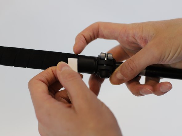 How to Grip a Hiking Pole, Wrap the tape: crwdns2935265:03crwdnd2935265:02crwdnd2935265:03crwdne2935265:0