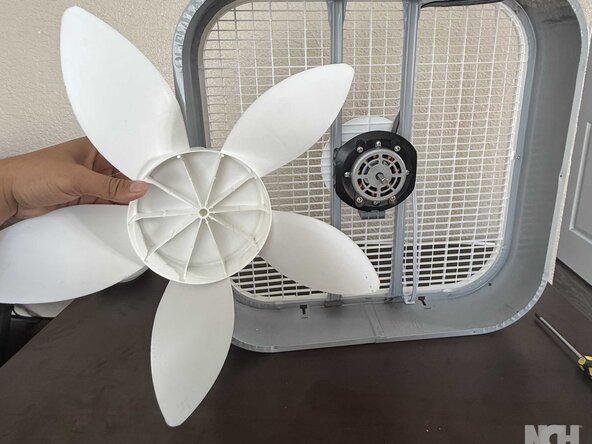 Lasko B20200 Rotor Replacement: 手順 2、 2の画像 2