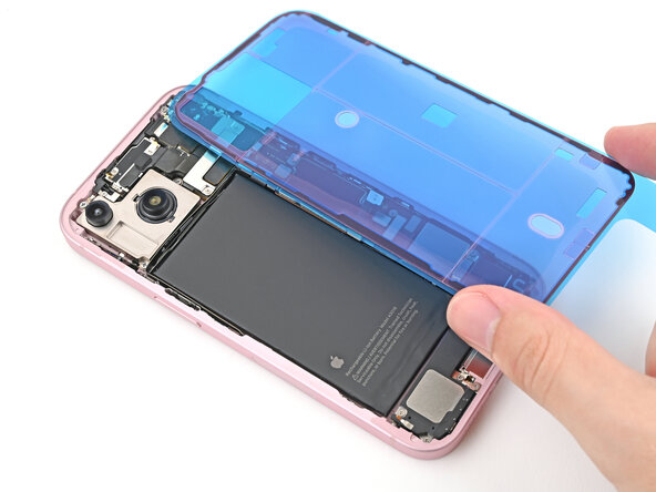 iPhone 15 Battery Replacement, Orient the adhesive: stap 41, afbeelding 1 van 3