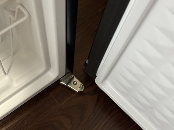 Midea MRU03M2ABB Upright Freezer Door Replacement: crwdns2935265:06crwdnd2935265:02crwdnd2935265:03crwdne2935265:0