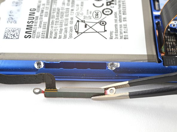 Samsung Galaxy S20+ Screen and Battery Assembly Replacement, Remove the left 5G antenna: crwdns2935265:048crwdnd2935265:03crwdnd2935265:03crwdne2935265:0