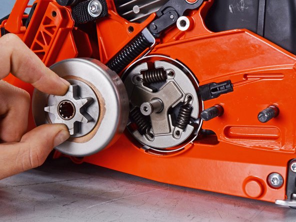 Echo Chain Saw CS590 2019 Oil System Replacement, Remove the clutch drum: crwdns2935265:023crwdnd2935265:03crwdnd2935265:03crwdne2935265:0