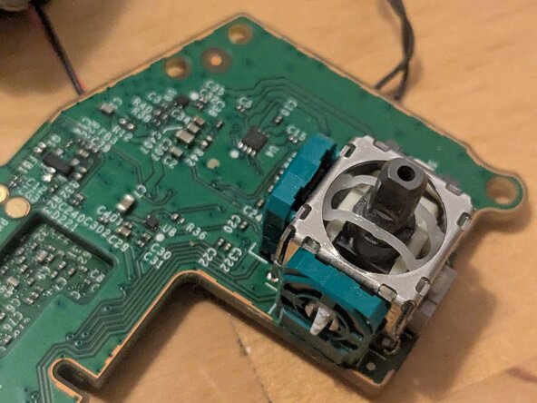 Xbox One Wireless Controller Potentiometer Replacement, Open the potentiometer housing: 16 단계, 이미지 3개 중 2개