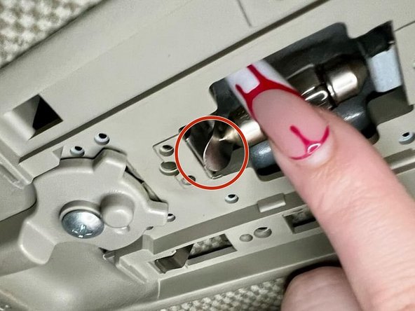 2004-2012 Nissan Versa Interior Dome Light Replacement: 步骤 4 中的图像 3，3