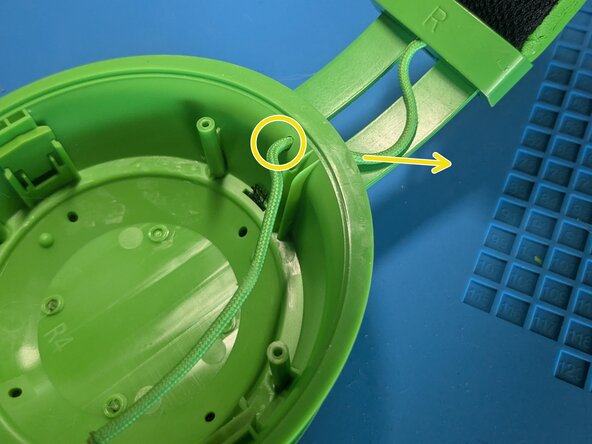 Razer Kraken (Kraken TE) Headband Replacement, Free the right audio cable: crwdns2935265:05crwdnd2935265:02crwdnd2935265:02crwdne2935265:0