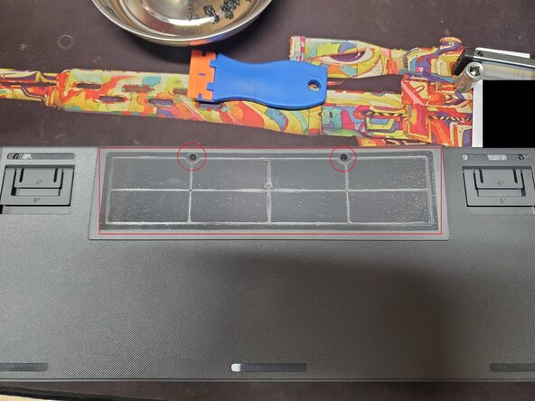 Disassembling Logitech G515 Lightspeed TKL, Remove battery cover plate: adım 3, 3 resimden 2.