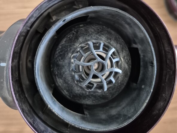 LG A9PRO Cordzero Motor Replacement, Install motor black plastic cover: 6 단계, 이미지 1개 중 1개