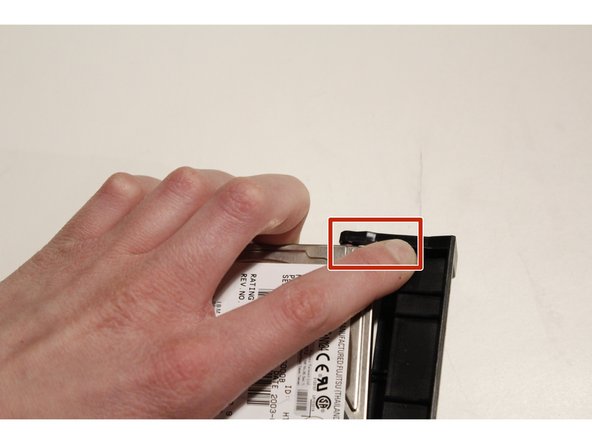 IBM ThinkPad R40 Hard Drive Replacement, Remove the hard drive holder.: 3 단계, 이미지 3개 중 3개