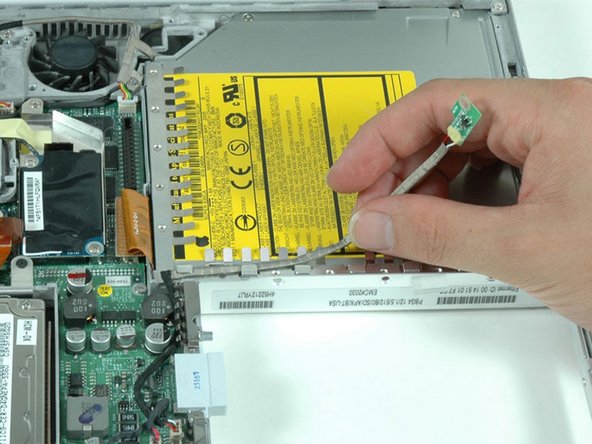 PowerBook G4 Aluminum 12" 1-1.5 GHz Display Data Cable Replacement: crwdns2935265:026crwdnd2935265:01crwdnd2935265:01crwdne2935265:0