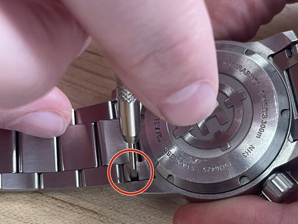 Helm Khuraburi Watch Adjustment and Sizing Guide, Removing the Spring Bar from the Watch Case: crwdns2935265:02crwdnd2935265:02crwdnd2935265:02crwdne2935265:0