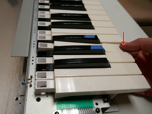 Roland KR-33 Dead Key Repair, Remove affected keys: crwdns2935265:08crwdnd2935265:02crwdnd2935265:02crwdne2935265:0