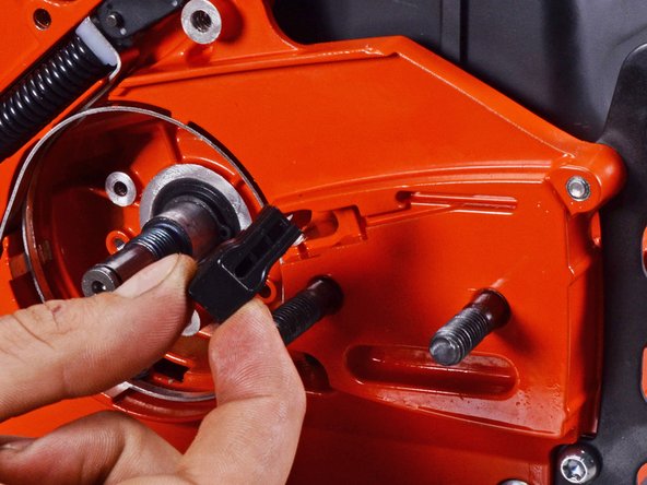 Echo Chain Saw CS590 2019 Oil System Replacement, Remove the oil outlet port: crwdns2935265:036crwdnd2935265:03crwdnd2935265:03crwdne2935265:0