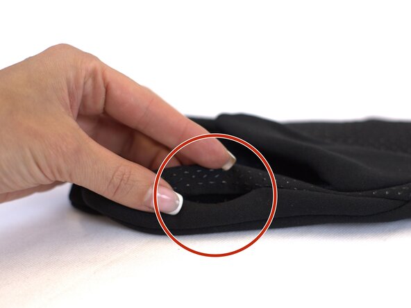 How to Repair a Seam Split in a Winter Glove, Identify the repair area: crwdns2935265:01crwdnd2935265:02crwdnd2935265:03crwdne2935265:0