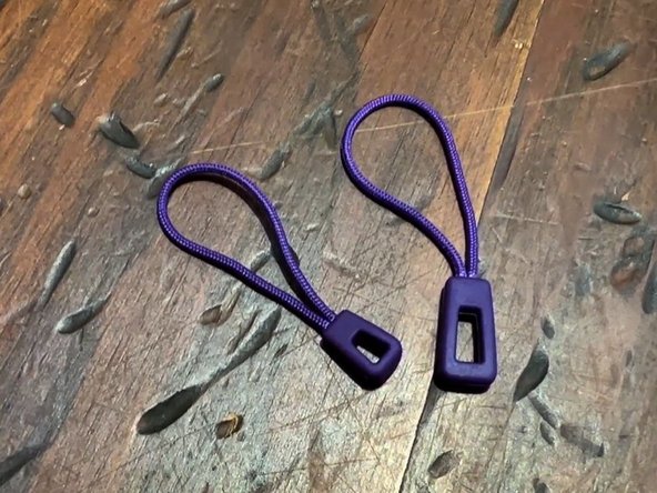 Zipper Pull Replacement, Locate the zipper tab: crwdns2935265:01crwdnd2935265:02crwdnd2935265:03crwdne2935265:0