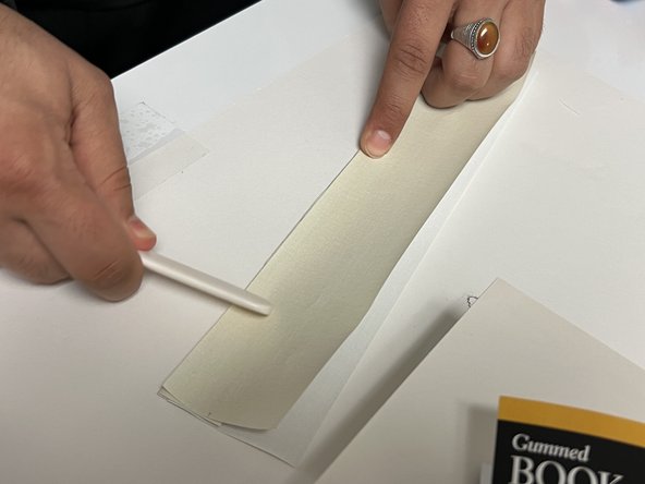 How to Reattach a Cover to a Hardcover Book: passo 8, immagine 2 di 2