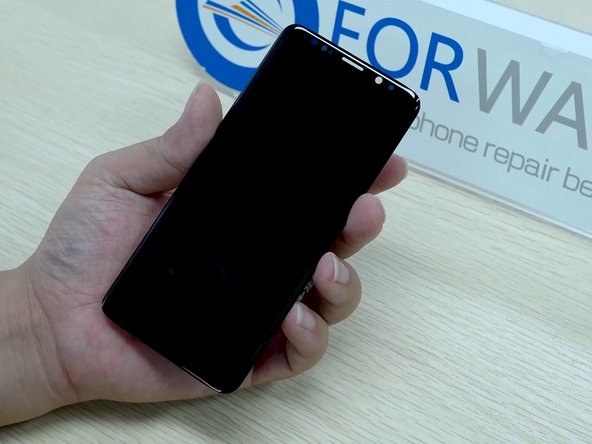 Five Steps To Replace Samsung S9 Broken Screen, Bubble Removing: step 5, image 2 of 2