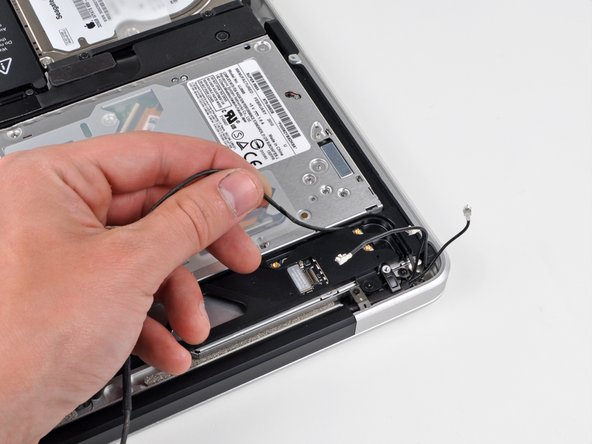 MacBook Pro 15" Unibody Mid 2010 AirPort/Bluetooth Board Replacement: passo 7, imagem 2 %32